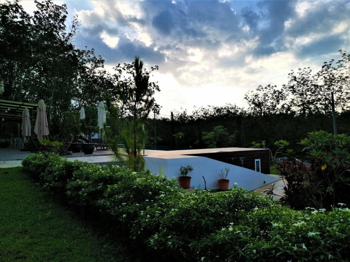 The Rubber Escape, Country house *
