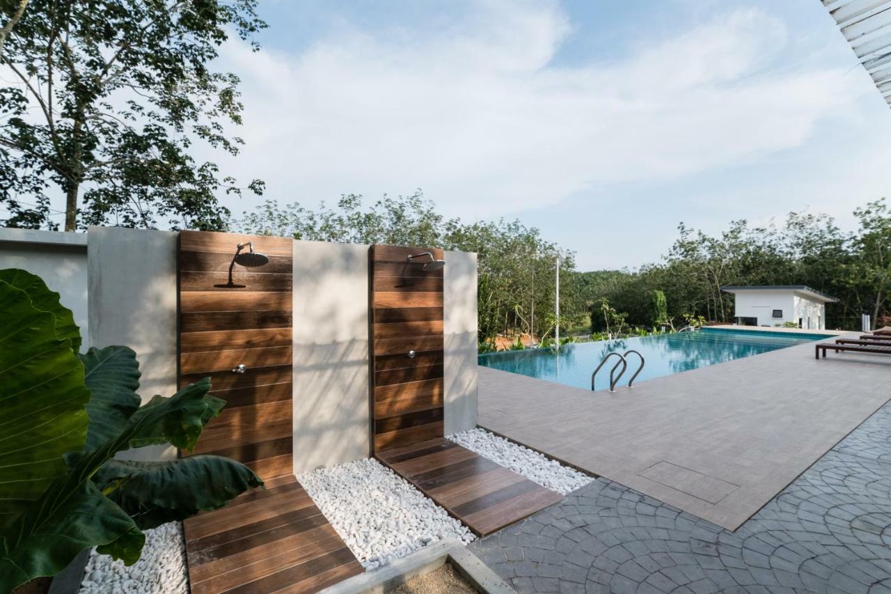 The Rubber Escape, Country house *