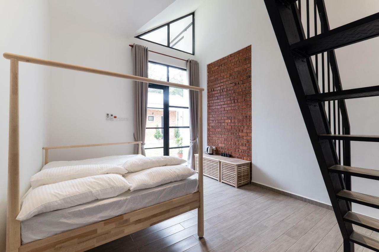 The Rubber Escape, Country house *